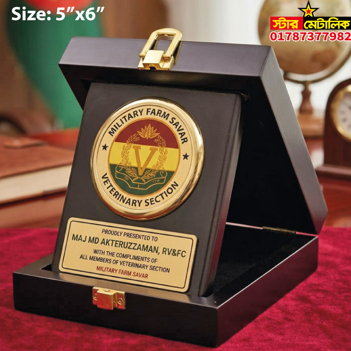 Wooden folding box crest